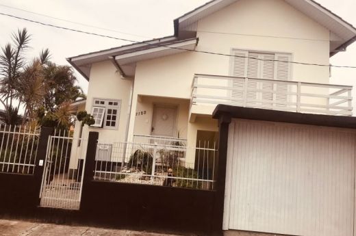 VENDO CASA COM 02 PAVIMENTOS  -03 QUARTOS  ARARANGUÁ-SC