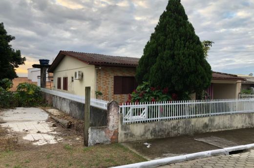 VENDO CASA DE ALVENARIA NO BAIRRO URUSSANGUINHA EM ARARANGUÁ