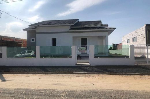 VENDO CASA DE ALVENARIA NOVA COM 03 QUARTOS PORCELANATO BAIRRO CAVERAZINHO ARARANGUÁ-SC