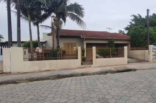 VENDO CASA COM SUÍTE NO BAIRRO COLONINHA EM ARARANGUÁ -SC