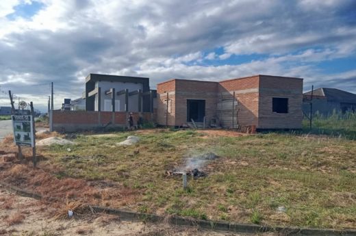  VENDO CASA DE ESQUINA EM FASE DE EXECUÇÃO  NO LOTEAMENTO FLAMBOYANT E ARARANGUÁ-SC