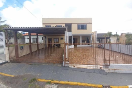 VENDO SOBRADO COM 04 APARTAMENTOS , 01 KITINET COM GARAGENS NO BAIRRO URUSSANGUINHA EM ARARANGUÁ-SC