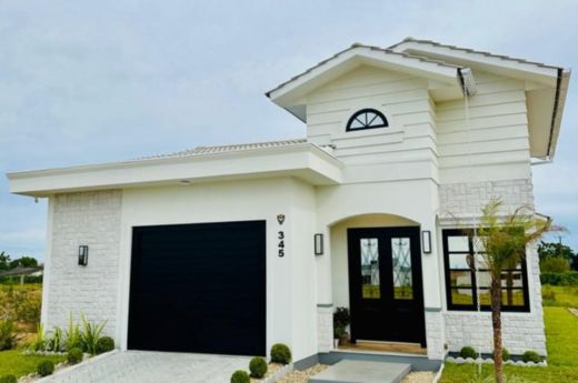 VENDO CASA DE ALTO PADRÃO COM SUÍTE NO LOTEAMENTO PARIS  EM ARARANGUÁ-SC