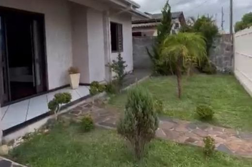 ALUGO CASA DE ALVENARIA COM 03 QUARTOS SEMI MOBILIADA NO BAIRRO JARDIM DAS AVENIDAS PRÓXIMA AO PAQUETÁ GRIL EM ARARANGUÁ-SC 