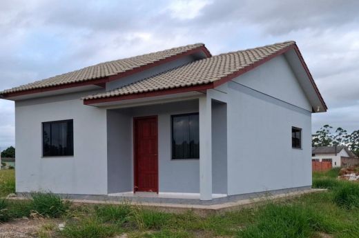 ALUGO CASA NOVA DE ALVENARIA COM 02 QUARTOS SEMI MOBILIADA NO BAIRRO CAVERAZINHO EM ARARANGUÁ-SC