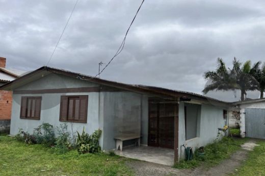 ALUGO CASA DE ALVENARIA NO BAIRRO OPERÁRIA COM 03 QUARTOS SEMI MOBILIADA  BEM LOCALIZADA EM ARARANGUÁ-SC